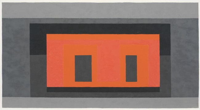 Josef Albers, Variant / Adobe, Pink Orange Surrounded by 4 Grays, 1947-1952, olio su masonite, 38.1x68.6 cm © 2013 The Josef and Anni Albers Foundation / Artists Rights Society New York
