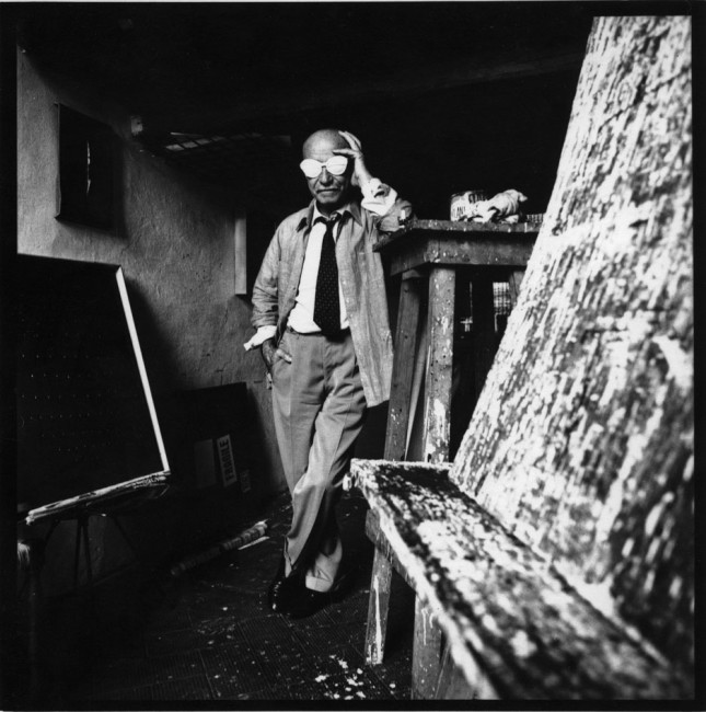 Lucio Fontana nel suo studio, 1965 circa Foto Studio Wolleh, Düsseldorf