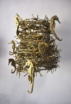 Filippo Sciascia, Untitled 8, 2014, ferro, cavallucci marini, oro,  34 x 26 x 23 cm. Courtesy Poggiali e  Forconi