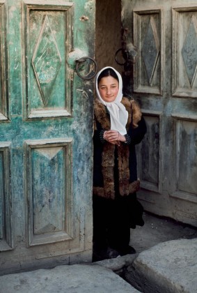 Steve McCurry, Ragazza sull'uscio, Afghanistan, 2006