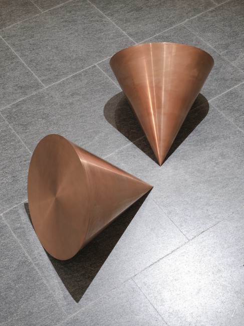 Roni Horn, Pair Object VI, 1989, rame solido, 2 elementi, 33x43.2 cm ciascuno, Museo Cantonale d'Arte, Lugano Donazione Panza di Biumo Foto Giorgio Colombo