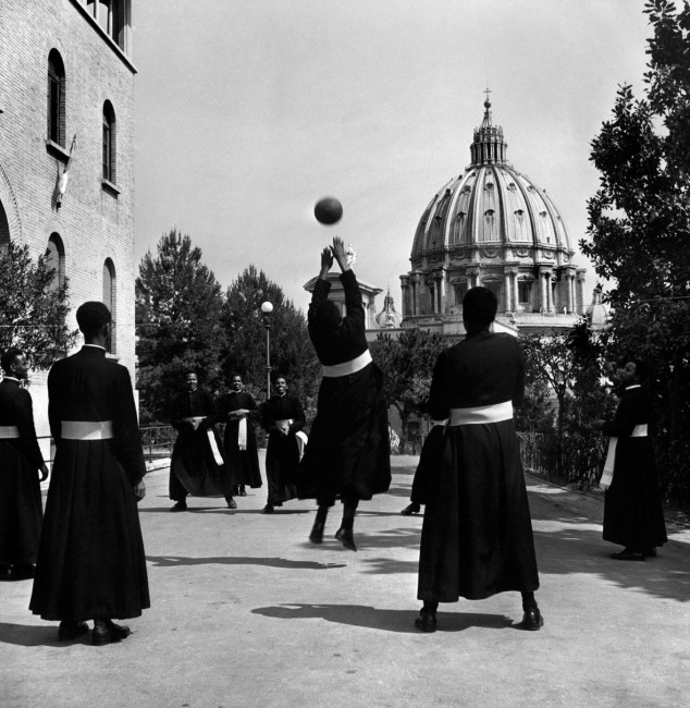 David Seymour, Seminaristi di colore giocano a pallavolo. Vaticano, Italia, 1949 © David Seymour / Magnum Photos