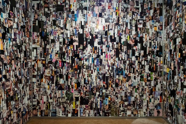 Clara Luiselli, Oracle Room, installazione con ritagli di giornale, ami, rete, 2015