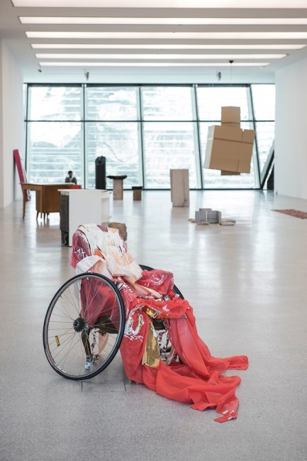 Isa Genzken, Untitled, 2006, Sedia, ruote, carta a specchio, tessuto, nastri, nastro adesivo, lacca. Collezione Museion. Foto Luca Meneghel