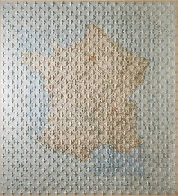 Riccardo Gusmaroli, Francia piegata, 2000, carta geografica piegata, 183x168 cm Courtesy Galleria Glauco Cavaciuti