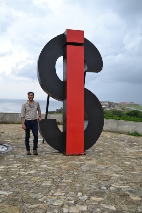 Bienal de La Habana 2015. Opera installazione di un nostro artista: Nadal Antelmo Vizcaino. titolo: "SI" 3x2,5x1 metri, 2015