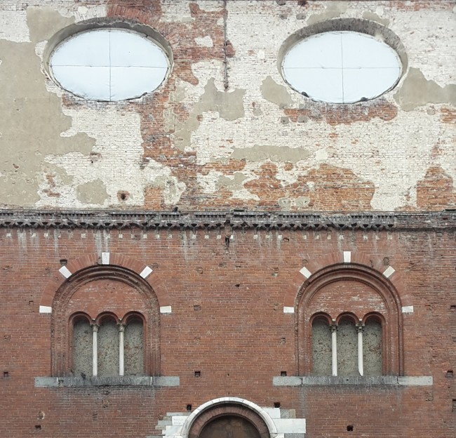 1. Palazzo della Ragione, dettaglio del fronte su Piazza Mercanti dove sono evidenti i frammenti di intonaco settecentesco del sopralzo teresiano. Foto: Roberto Recalcati)