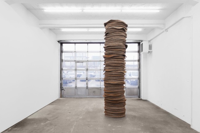Kilian Rüthemann, One for every moment (Stack), 2014, coconut fibre, silicone, 400 cm, diameter 80 cm Foto Gunnar Meier Courtesy Raebervon Stenglin