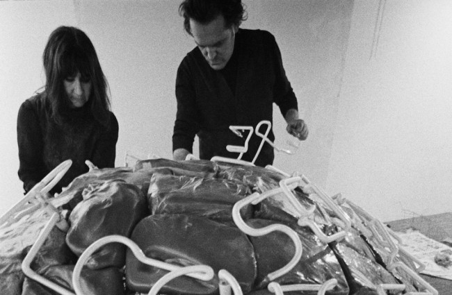 Marisa e Mario Merz presso la Galleria L'Attico, 1969 Foto di Claudio Abate