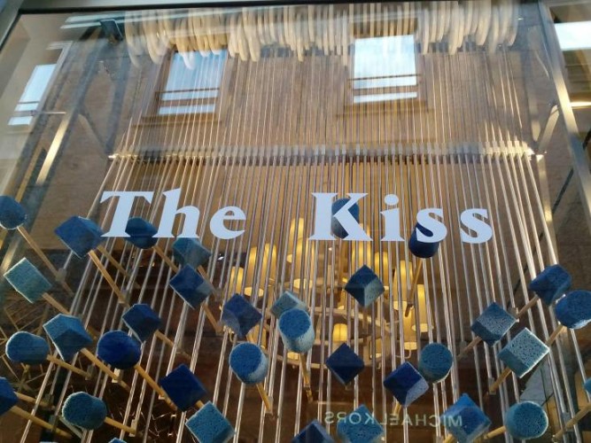 Tory Burch in via della Spiga, The Kiss, Studio Glithero