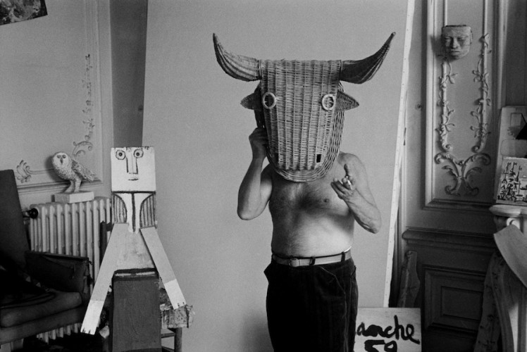 Edward Quinn, Picasso with bullfight mask, Villa La Californie, Cannes 1959, 2016, stampa ai sali d'argento, 96x127 cm Courtesy Suite 59 Gallery Amsterdam Foto Edward Quinn