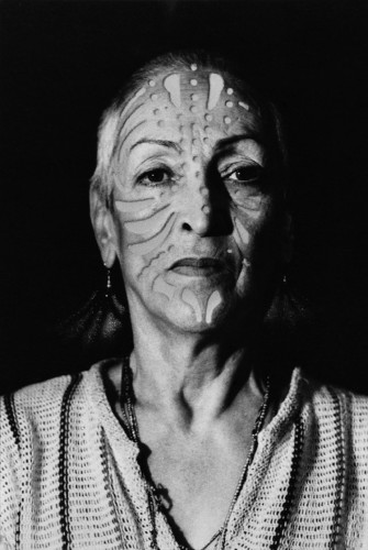 Meret Oppenheim, Porträt mit Tätowierung (Ritratto con tatuaggio), 1980, fotografia con intervento a pochoir, 29.5x21 cm, Collezione privata
