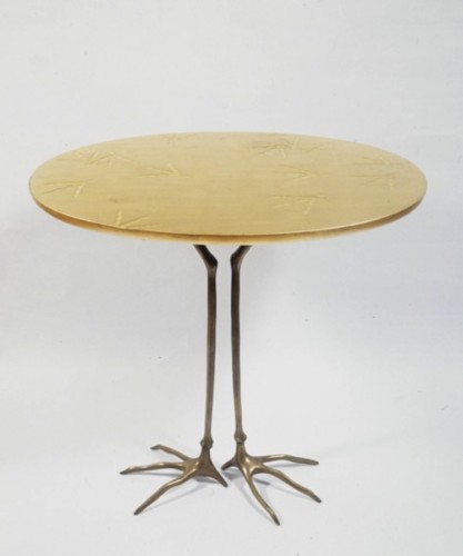 Meret Oppenheim, Tisch mit Vogelfüssen (Tavolo con zampe d‘uccello), 1939/1982, piano: legno intagliato e dorato; piedi: bronzo, 62.5x67.3x52.5 cm, Collezione privata