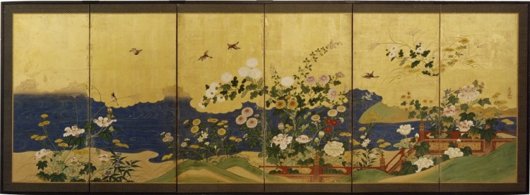 Shushin (firmato), Paravento giapponese a sei ante (uno di una coppia) raffigurante diversi fiori autunnali tra cui differenti varietà di crisantemi (kiku), trifogli da fiore (hagi), alcuni esemplari di lespedeza, campanule (kikyo), miscanto (susuki) ed una staccionata rossa lungo un corso d’acqua, Scuola Kanō, Periodo Edo (1615- 1867), inizio XIX secolo, inchiostro e pigmenti minerali e vegetali su carta con foglia oro (kinpaku), 101x282 cm Courtesy Paraventi Giapponesi - Galleria Nobili, Milano