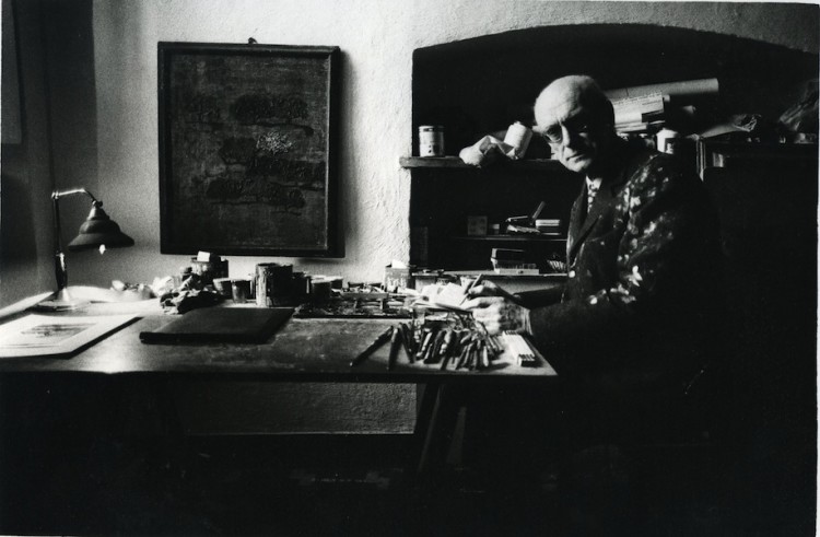 Carlo Mattioli nel suo studio Crediti Archivio Mattioli