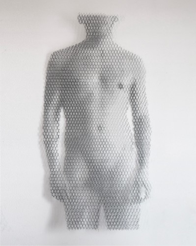 Giorgio Tentolini, Miracolo Segreto (1), 2017, serie di 2, rete metallica a maglia esagonale intagliata a mano e sovrapposta a fondale bianco, 125x70 cm circa ciascuna