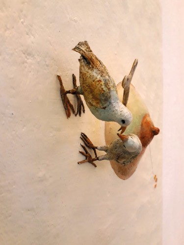 Saba Masoumian, Uccelli, 2017, tecnica mista su ferro, oggetti trovati, polimeri espansi e legno, 50x50x10 cm