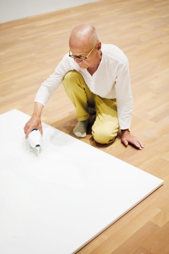 Wolfgang Laib durante l’allestimento dell’opera "Milkstone" © 2017 Hartmut Nägele