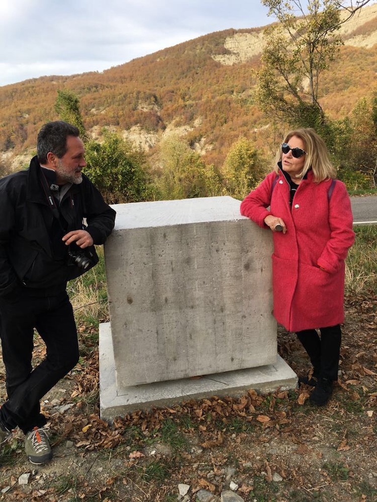 Tiziano Bellomi e Manuela Bedeschi accanto alla scultura "Luce della Memoria"