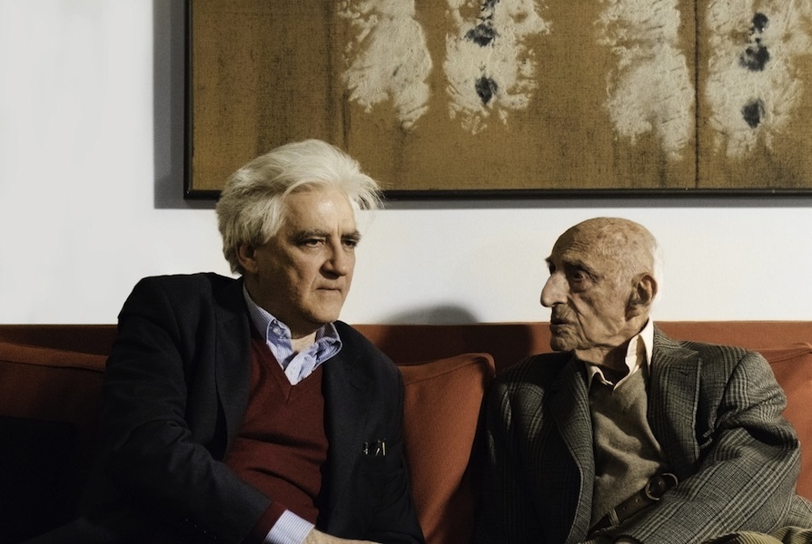 Gillo Dorfles nella sua casa di Milano con Luigi Sansone nel 2017 Foto Matteo Zarbo