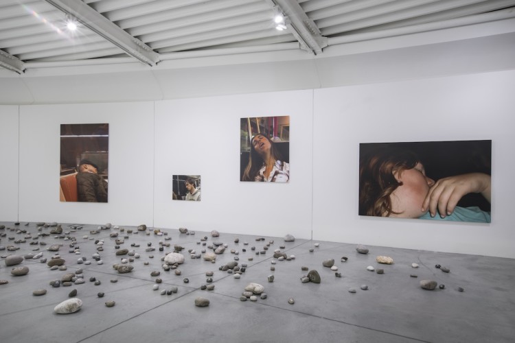 Mark Wallinger, Pietre Prato, 2018 (on the floor); The unconscious, 2010 (on the wall) Ph. OKNOstudio