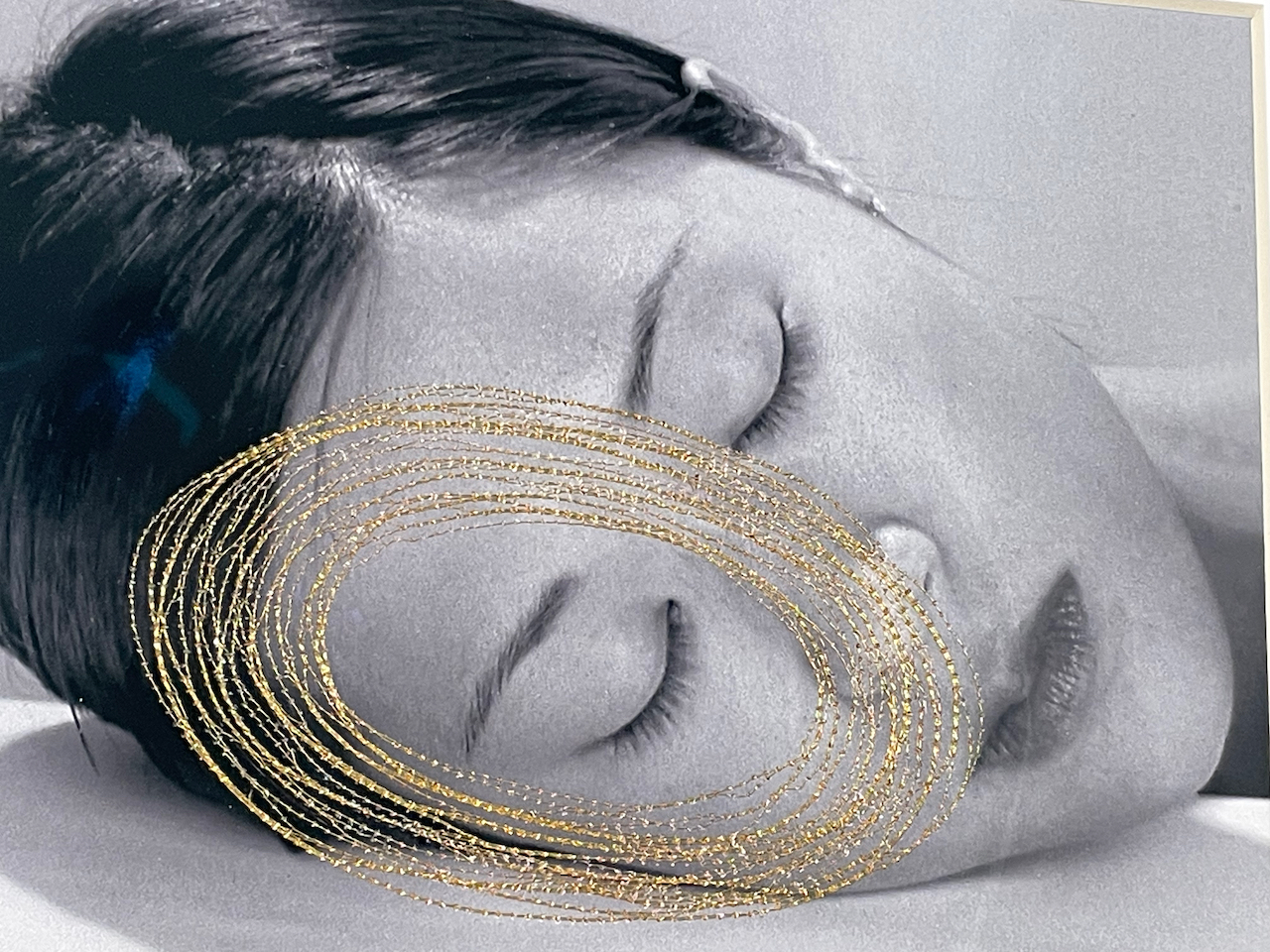 Elizabeth Aro, "Musa", fotografia e ricamo a filo d'oro