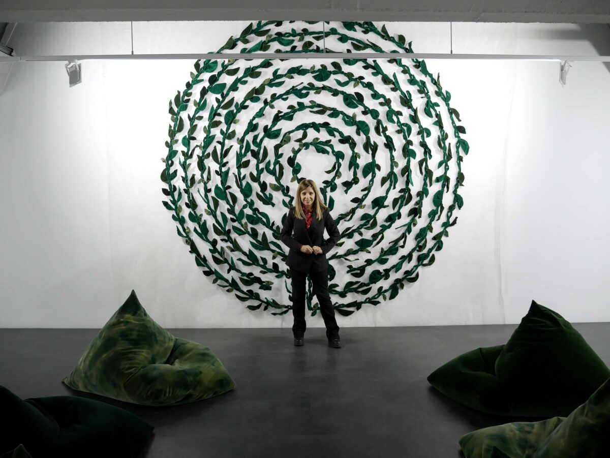 Elizabeth Aro davanti a "Labyrinth", 2023, Gagliardi e Domke