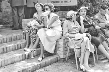 Interfoto, XXVI Biennale d’Arte di Venezia, padiglione Italia, Donne sedute all’ingresso, 1952. Fondo AAF – Collezione Fondazione di Modena - FMAV